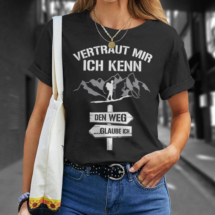 Wandernertraut Mir Ich Kenn Den Weg Bergsteiger German T-Shirt Geschenke für Sie