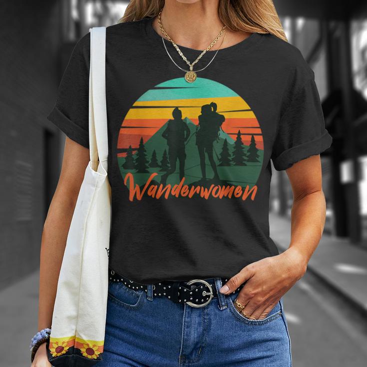 Wanderwomen Wanderwoman Wanderlust Woman Hiking Saying Hiking T-Shirt Geschenke für Sie