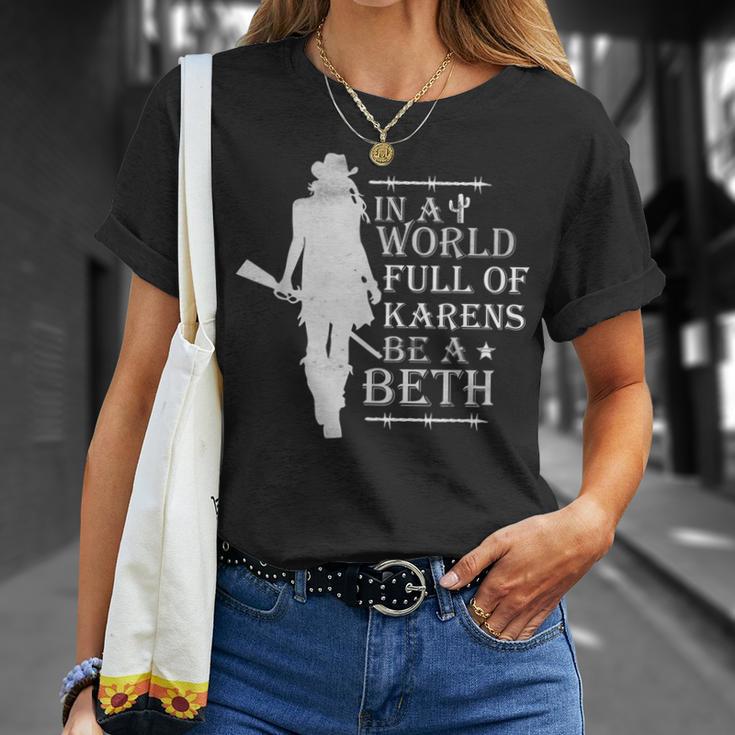 In A World Full Of Karens Be A Beth T-Shirt Geschenke für Sie