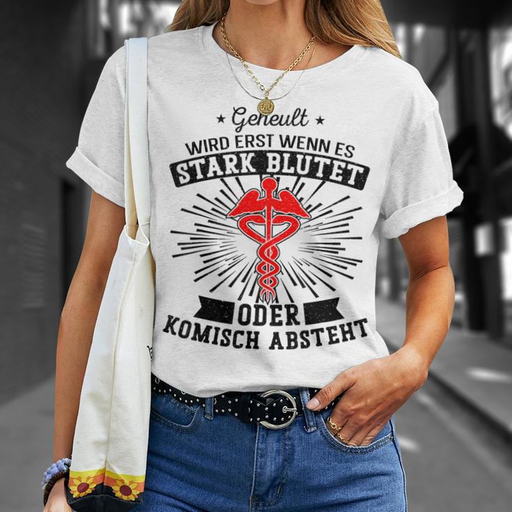 Geheult Wird Erst Wenn Es Stark Blutet Oder Komisch Abstand Ge T-Shirt Geschenke für Sie