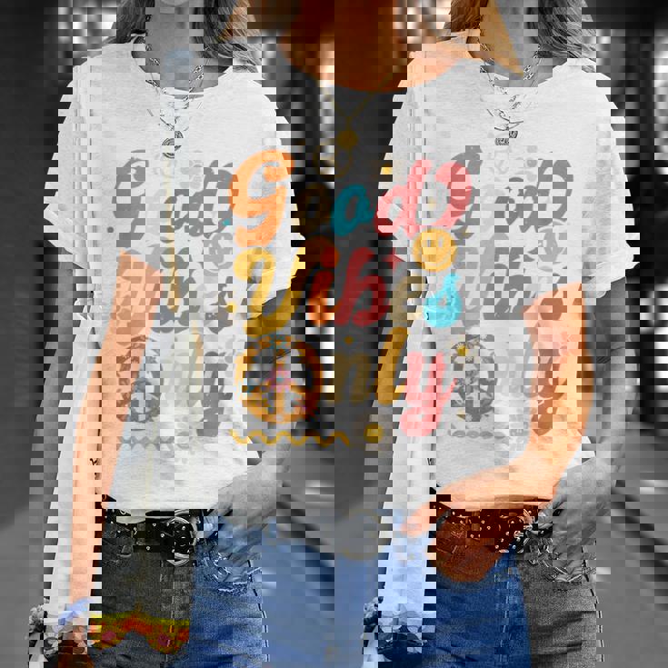 Retro Groovy 70S Good Vibes Only Floral Hippies T-Shirt Gifts for Her