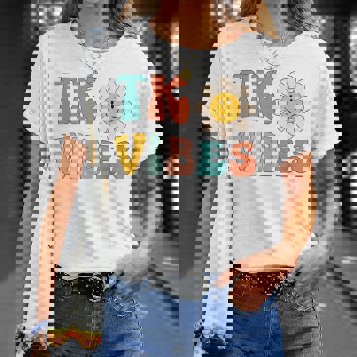 Tk Vibes Back To School Tk Team Tk Teacher & Kid Retro Daisy T-Shirt Gifts for Her
