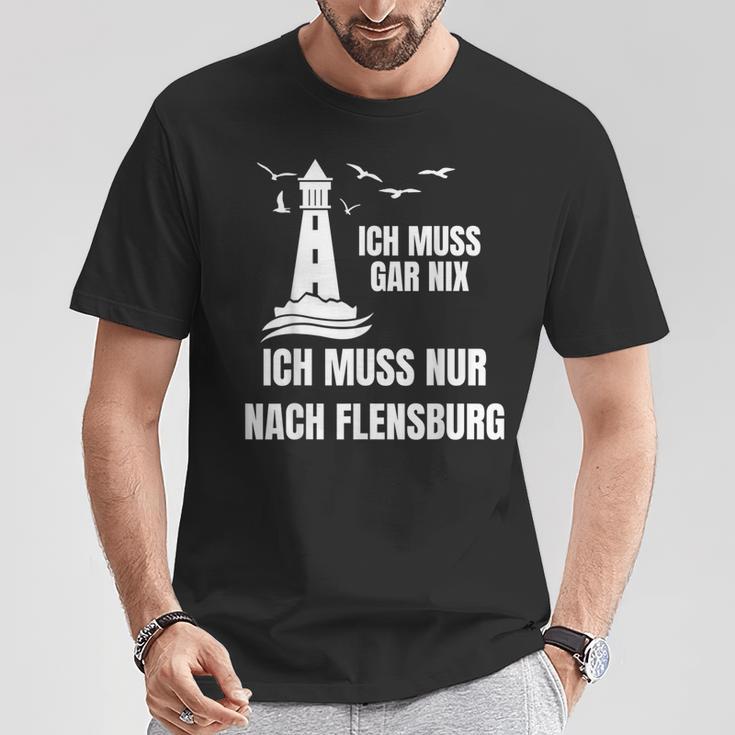 Ich Muss Gar Nix Ich Muss Nur Nach Flensburg Holiday Norden T-Shirt Lustige Geschenke