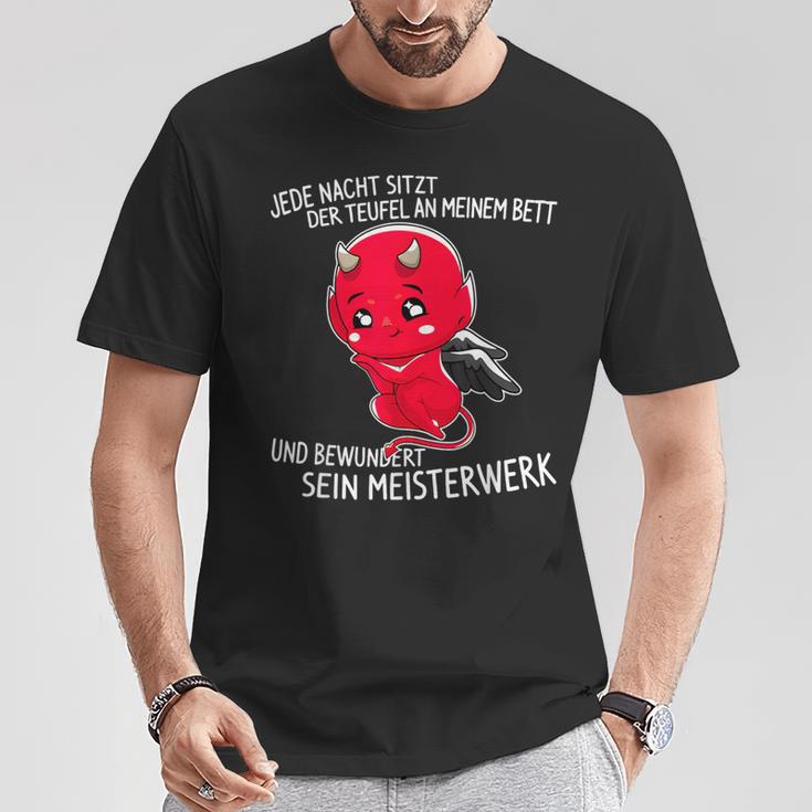 Jede Nacht Sitzt Der Teufel An Meinem Bett Slogan T-Shirt Lustige Geschenke