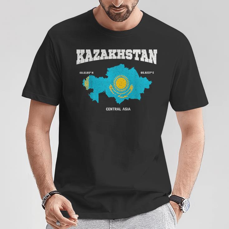 Kazakh Flag And Map Kazakhstan Coordinates T-Shirt Lustige Geschenke