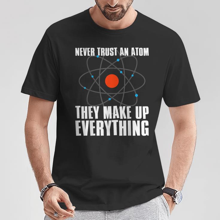 Traue Niemals Einem Atom Sie Erfinden Alles Science T-Shirt Lustige Geschenke