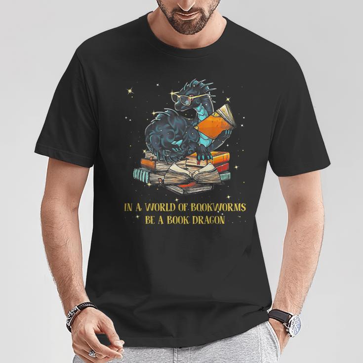 In A World Full Of Bookworms Be A Book Dragon T-Shirt Lustige Geschenke