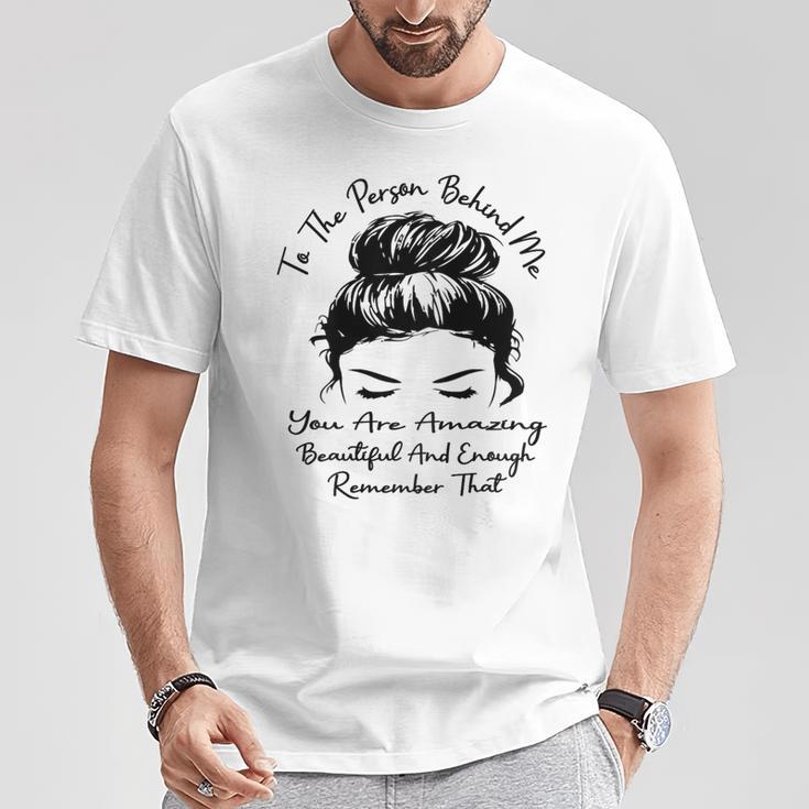 Für Die Person Hinter Mir Bist Du Unglaublich Schön Und Genug T-Shirt Lustige Geschenke