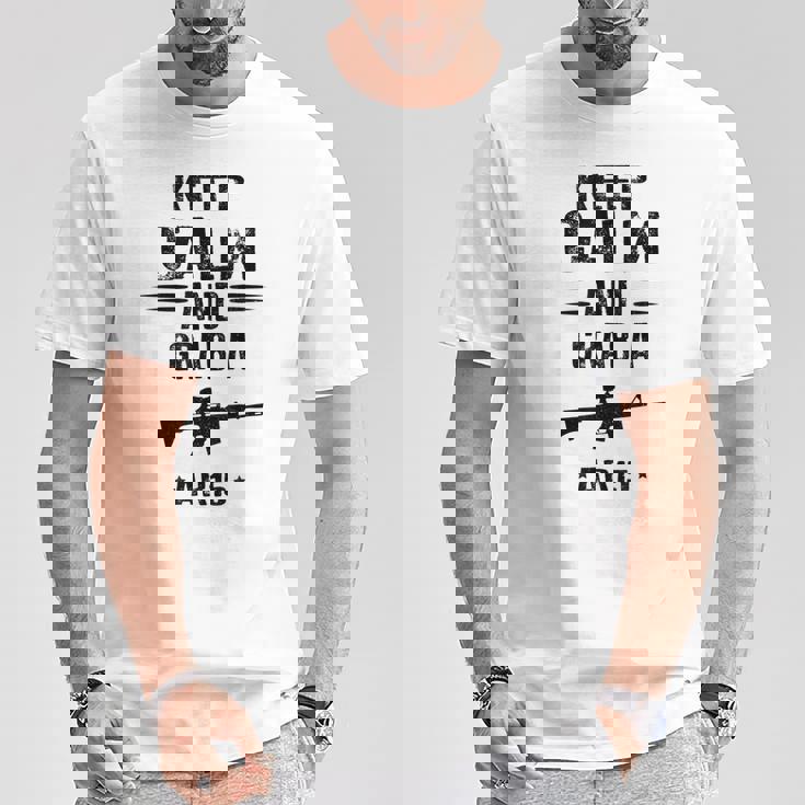 Mantén La Calma Y Agarra Un Rifle De Asalto Ar 15 Camiseta unisex Regalos divertidos