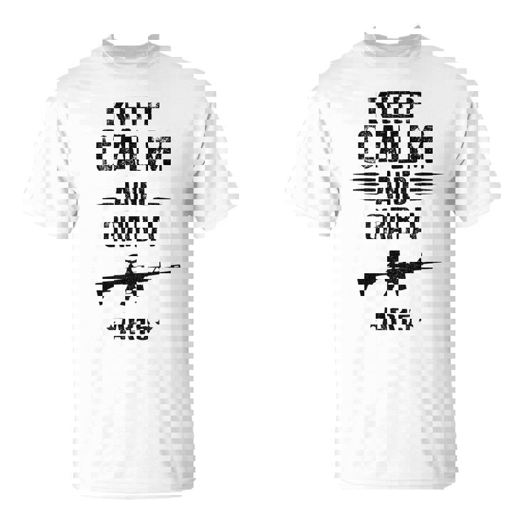 Mantén La Calma Y Agarra Un Rifle De Asalto Ar 15 Camiseta unisex