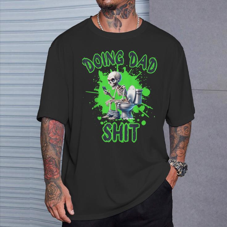 Dad Skelett Doing Dad Shit Lustiger Totenkopfatertag T-Shirt Geschenke für Ihn