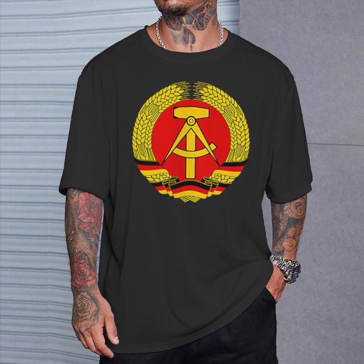 Ddr Coat Of Arms Hammer Sickle Flag Ostalgia Ddr S T-Shirt Geschenke für Ihn