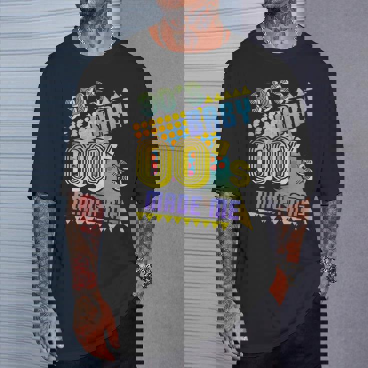 Fiesta De Los 90 Baby 00 Made Me Retrointage Nostalgia De Los 90 Cuello Camiseta unisex Regalos para él