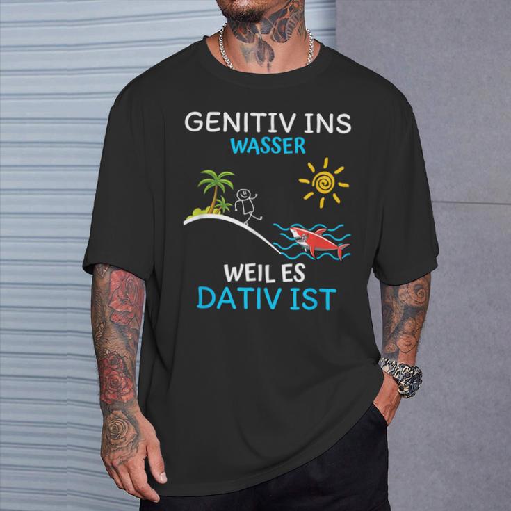 Genitiv Ins Wasser Weil Es Dativ Ist T-Shirt Geschenke für Ihn