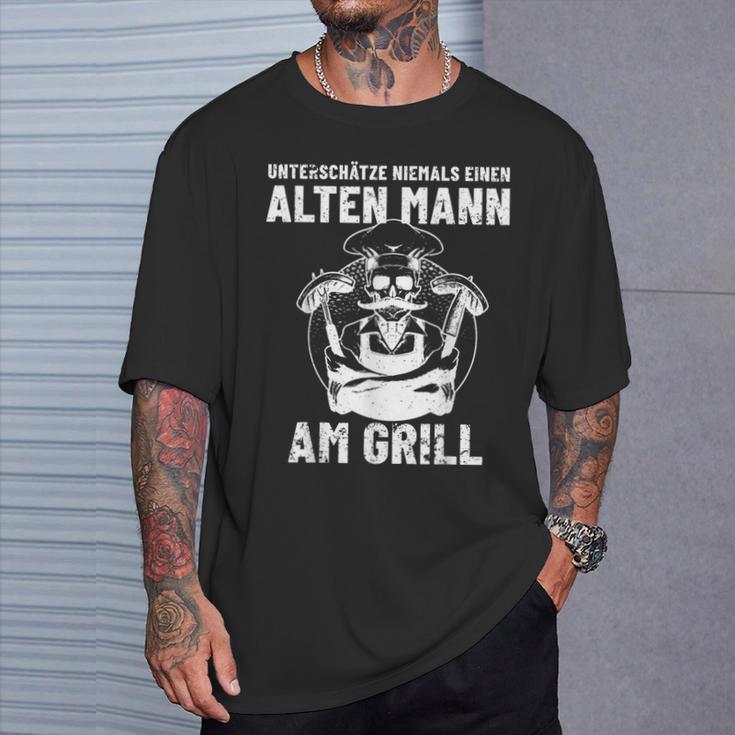 Grillen Unterschatze Niemal Ein Alten Mann Mit Grill S T-Shirt Geschenke für Ihn