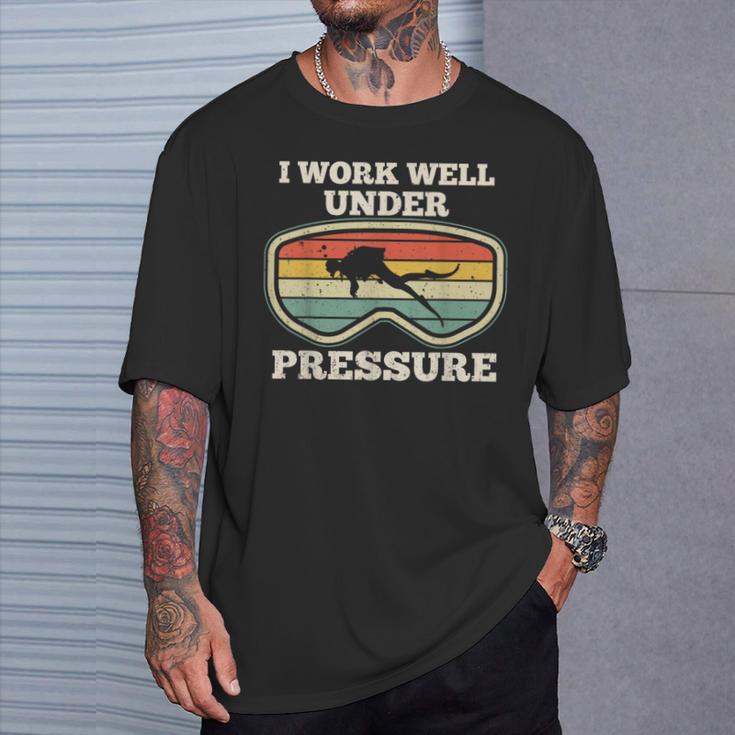 Ich Arbeite Gut Unter Druck I Work Well Under Pressure T-Shirt Geschenke für Ihn