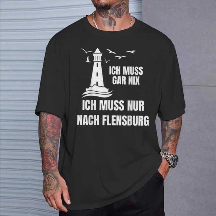 Ich Muss Gar Nix Ich Muss Nur Nach Flensburg Holiday Norden T-Shirt Geschenke für Ihn