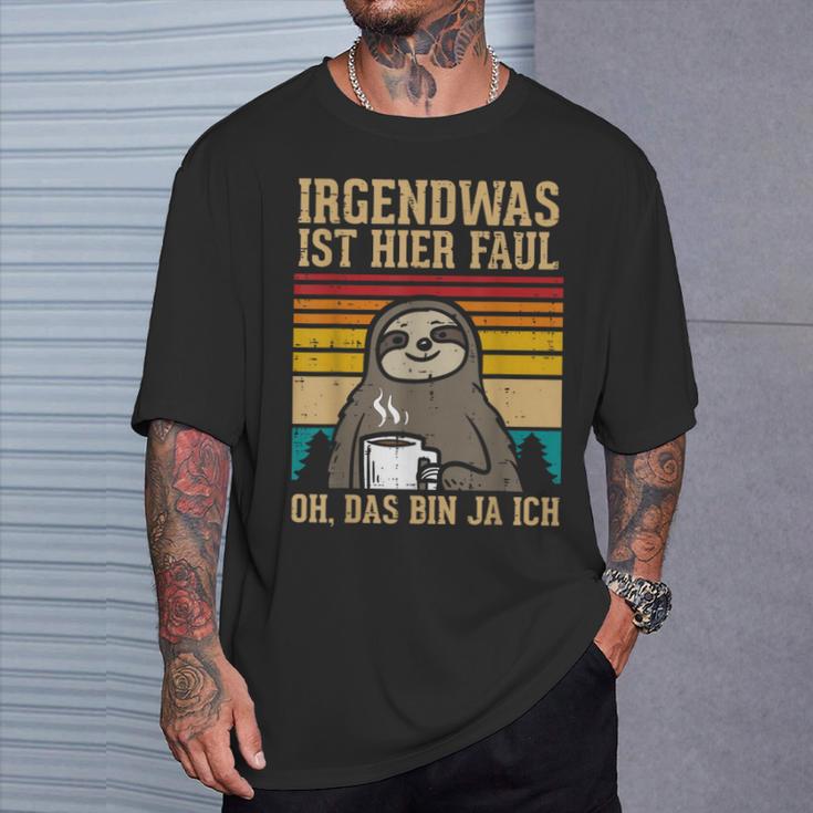 Irgendwas Ist Hier Faul Sloth Animal Morgenmuffel T-Shirt Geschenke für Ihn