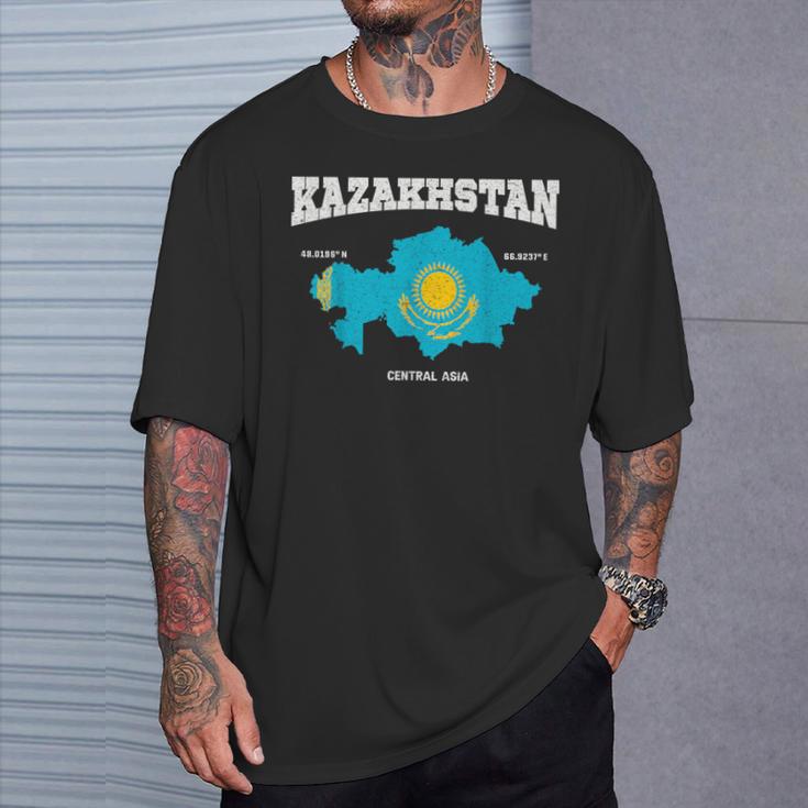 Kazakh Flag And Map Kazakhstan Coordinates T-Shirt Geschenke für Ihn