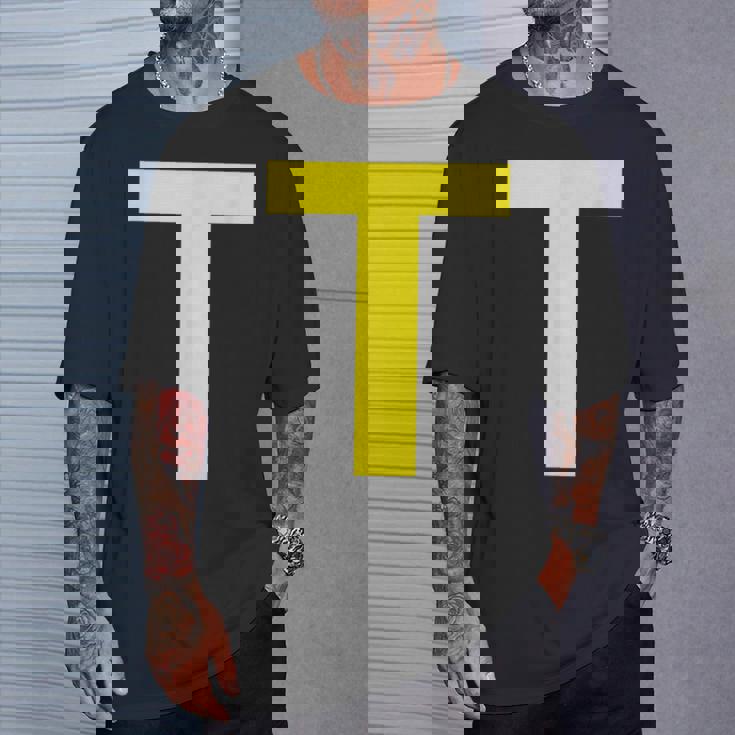 Lettre T En Jaune Pour Le Carnaval Costumé Theodore Chipmunk T-Shirt