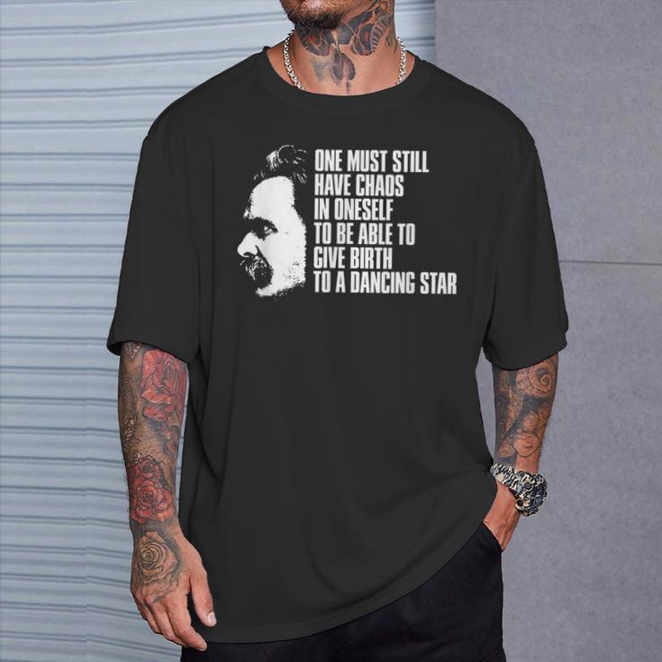 With Nietzsche Quote Man Muss Das Chaos In Self T-Shirt Geschenke für Ihn