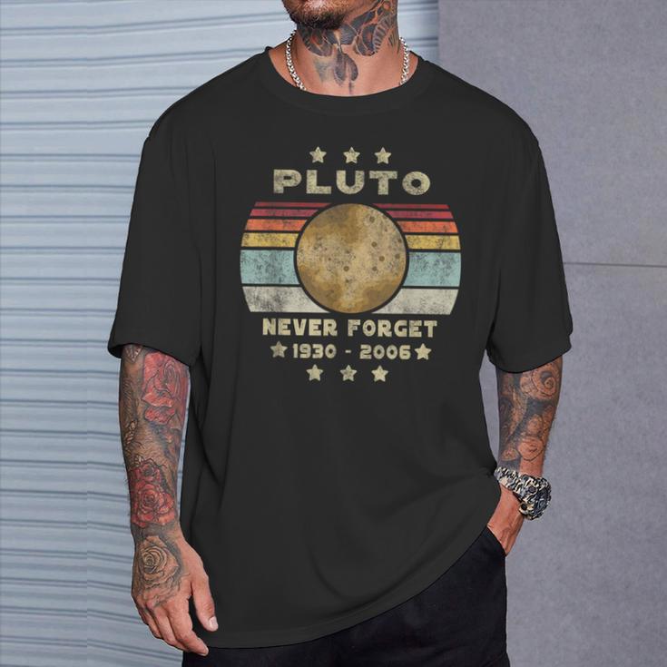 Pluto Never Forget Retro intage Retro Space T-Shirt Geschenke für Ihn