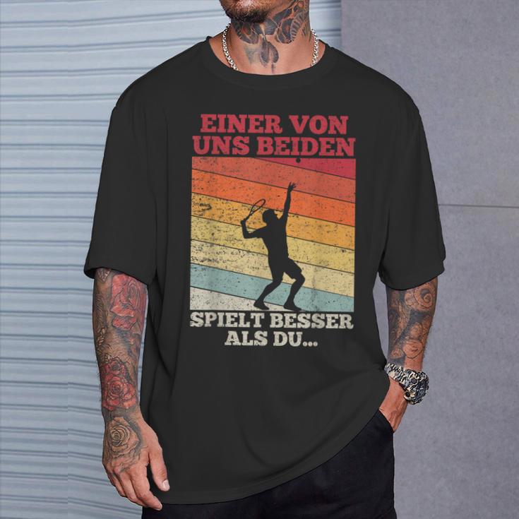 Tennis Einon Uns Beiden Spielt Besser Als Du T-Shirt Geschenke für Ihn