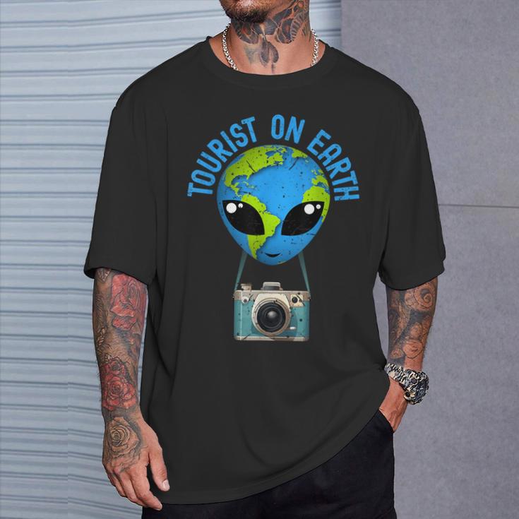 TouristDer Tourist On Earth Alien Earth Day Bevorzugt Den Tag Der Erde T-Shirt Geschenke für Ihn