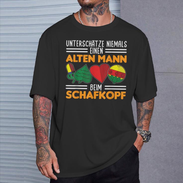 Unterschätze Niemals Einen Alten Mann Beim Schafkopf T-Shirt Geschenke für Ihn