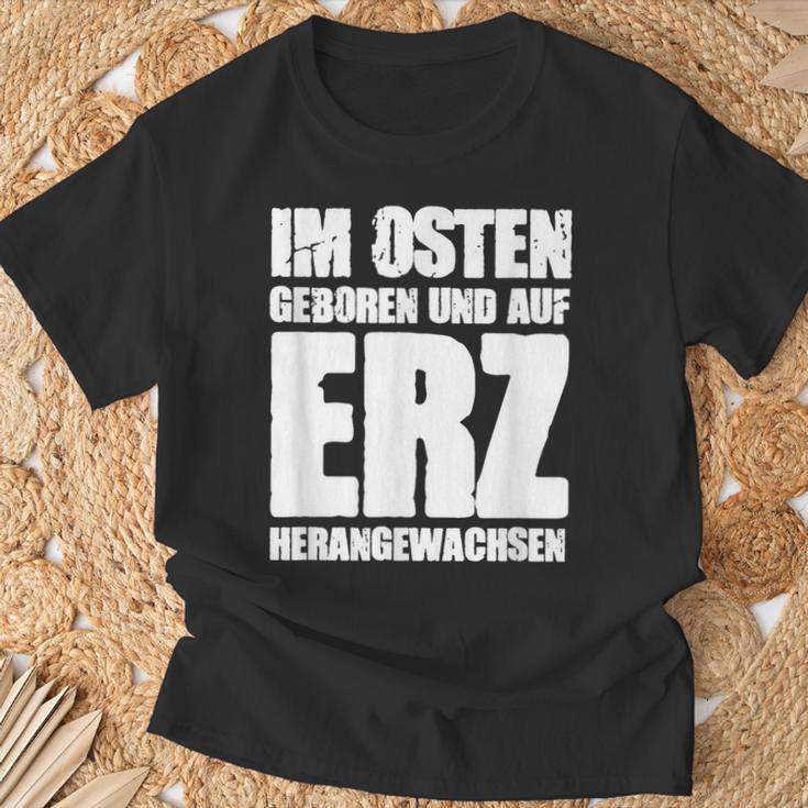 Ddr Ossi Erzgebirge Im Osten Geboren Auf Erz Heranwursen In East T-Shirt Geschenke für alte Männer