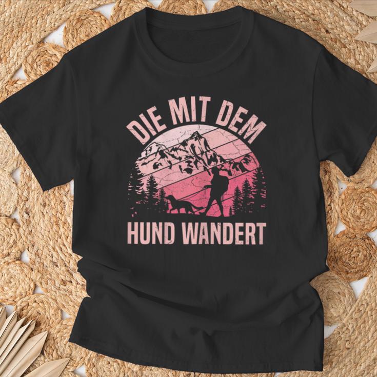 Die Mit Dem Hund Wandert Bergsteiger Berge Dog Lovers T-Shirt Geschenke für alte Männer