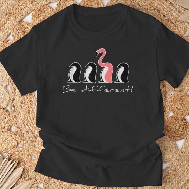 Flamingo Funky Pink Flamingo Penguin Be Different T-Shirt Geschenke für alte Männer