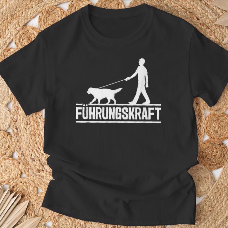 Führungskraft Dog Leading Dog Owner Dog Lover T-Shirt Geschenke für alte Männer