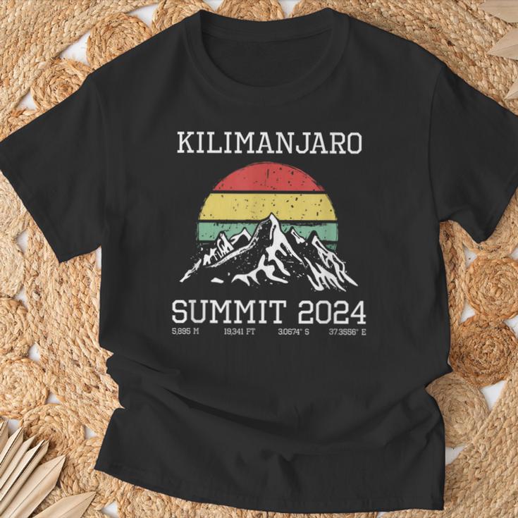 Gipfel Kilimanjaro 2024 Hiking Tanzania Retro T-Shirt Geschenke für alte Männer