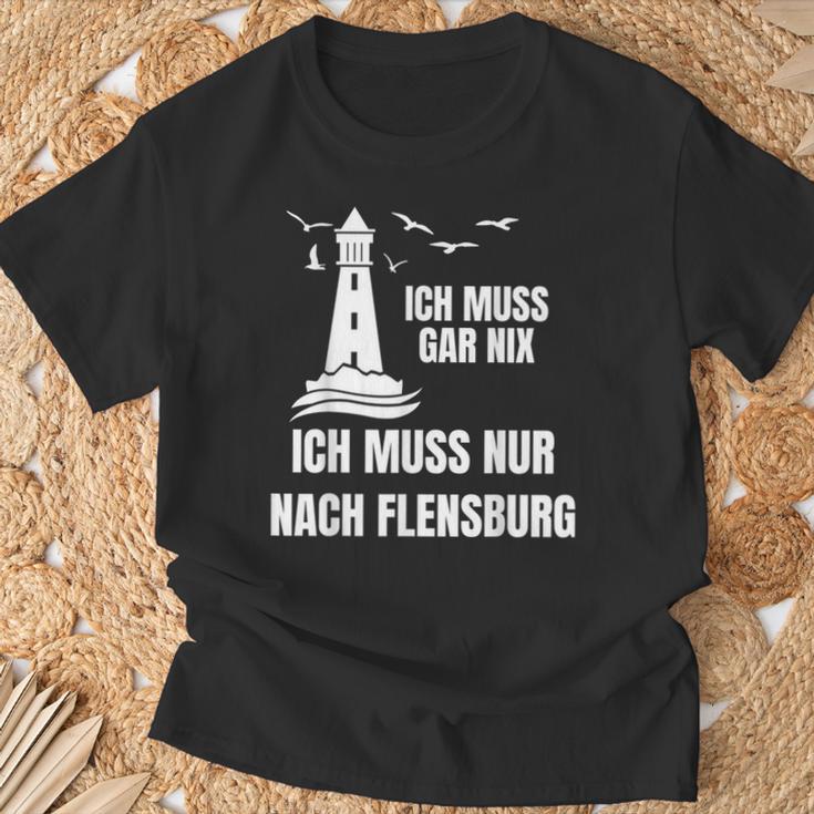 Ich Muss Gar Nix Ich Muss Nur Nach Flensburg Holiday Norden T-Shirt Geschenke für alte Männer