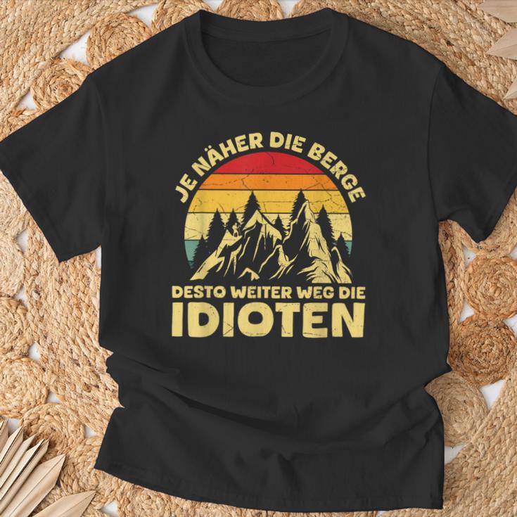 Je Näher Die Berge Desto Weiter Weg Idioten Berglandschaft T-Shirt Geschenke für alte Männer