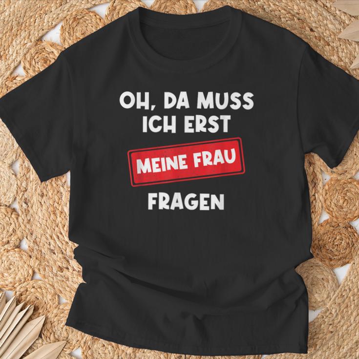 Lustiger Spruch Oh Da Muss Ich Erst Meine Frau Questions T-Shirt Geschenke für alte Männer