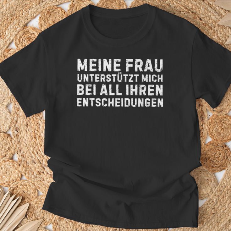 Meine Frau Unterstützt Mich Bei All Ihren Entscheidungen German T-Shirt Geschenke für alte Männer