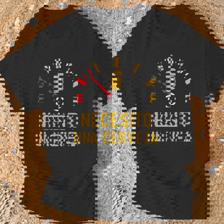 Necesito Una Cerveza Divertido Bebiendo Medidor De Cerveza Camiseta unisex Regalos para ancianos