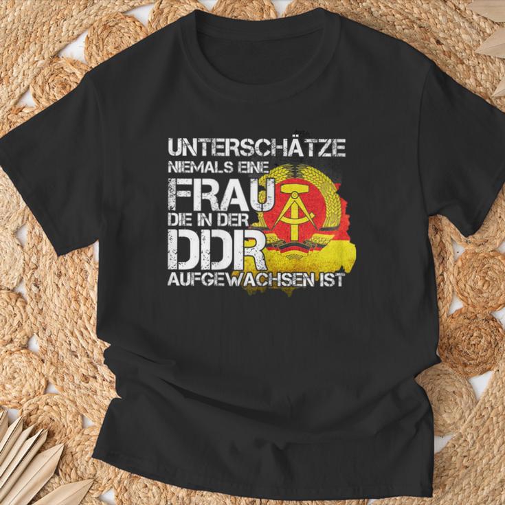 Ossi Women's Underschätze Niemal Ein Frau Aus Der Ddr Ostalgie T-Shirt Geschenke für alte Männer