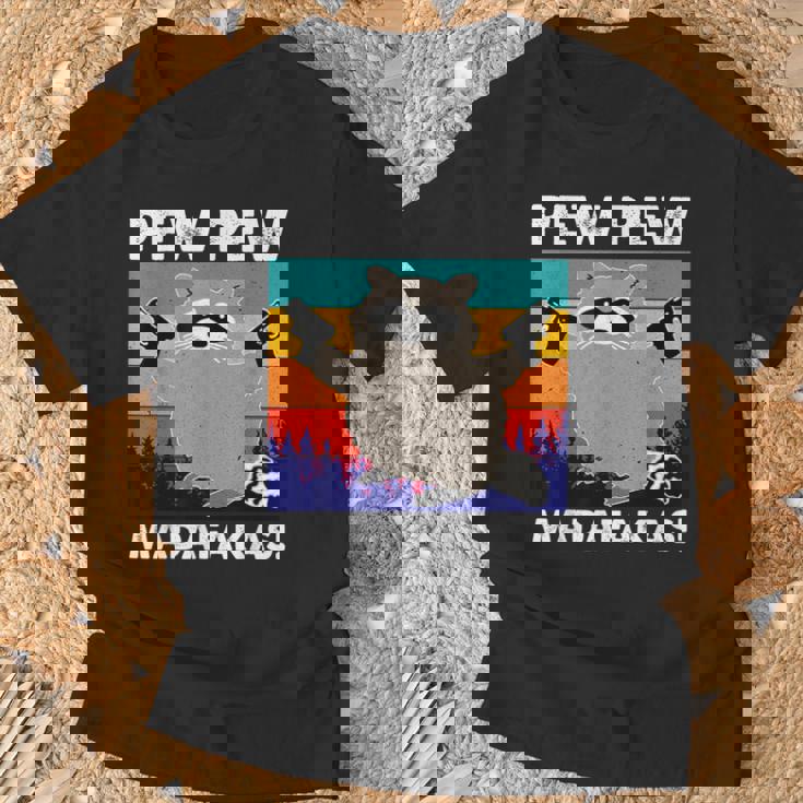Pew Pew Madafakas Crazy Mapache Gun Regalos Divertidos Camiseta unisex Regalos para ancianos