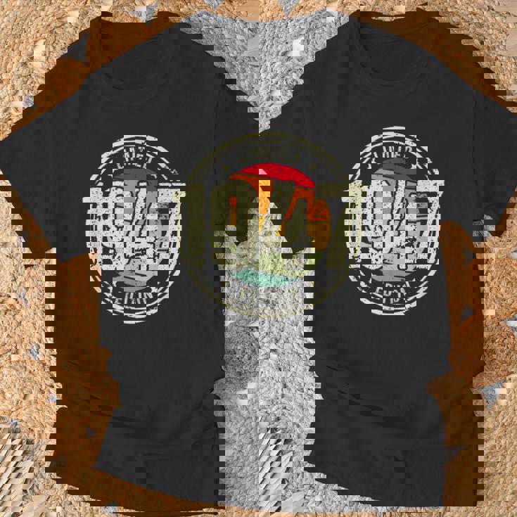 Retro 77 Años Nacido En 1947 Edición Limitada 77 Cumpleaños Camiseta unisex Regalos para ancianos