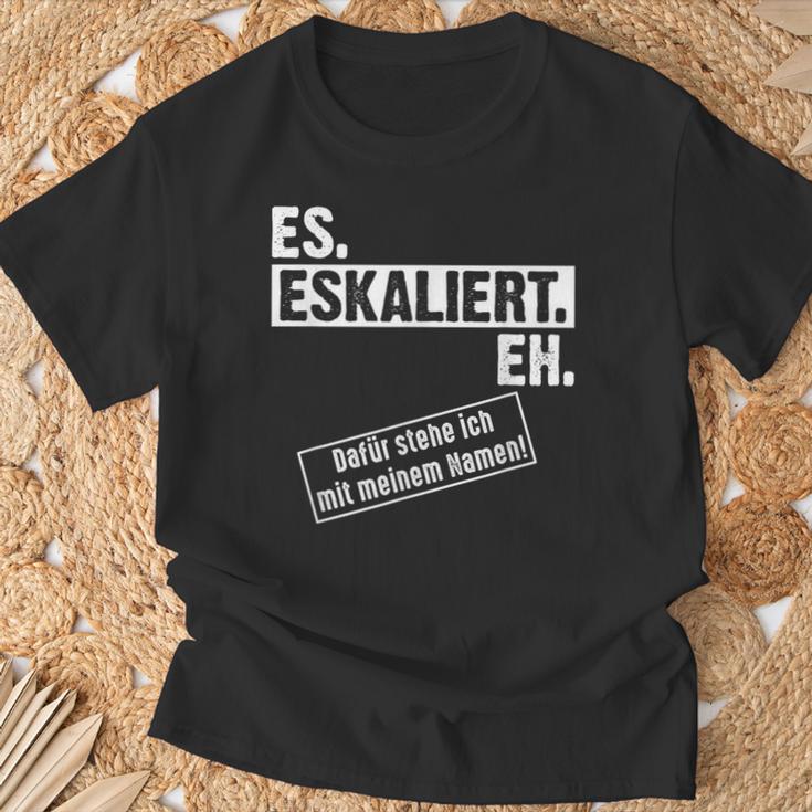 Saufen Escalation Techno Outfit I Es Escaliert Eh T-Shirt Geschenke für alte Männer