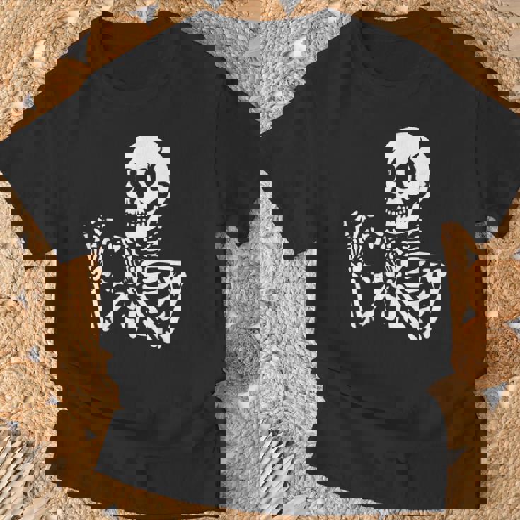 Skeleton Hands Heart Sign Retro Halloween Skeleton Hand Sign T-Shirt Gifts for Old Men