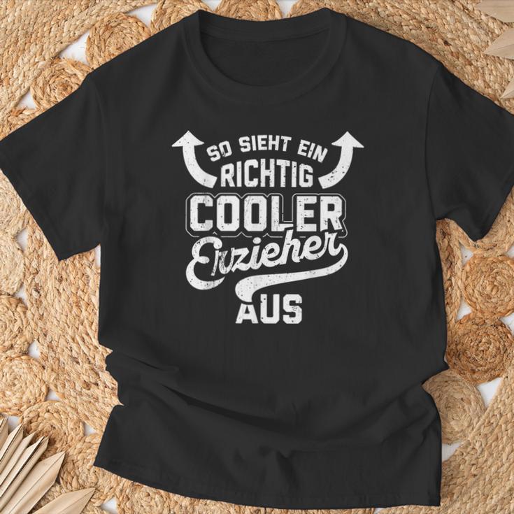 With So Ssieht Ein Richtig Cooler Erzieher Aus Educator German Text So Ssieht E T-Shirt Geschenke für alte Männer