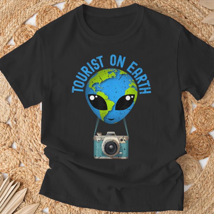 TouristDer Tourist On Earth Alien Earth Day Bevorzugt Den Tag Der Erde T-Shirt Geschenke für alte Männer