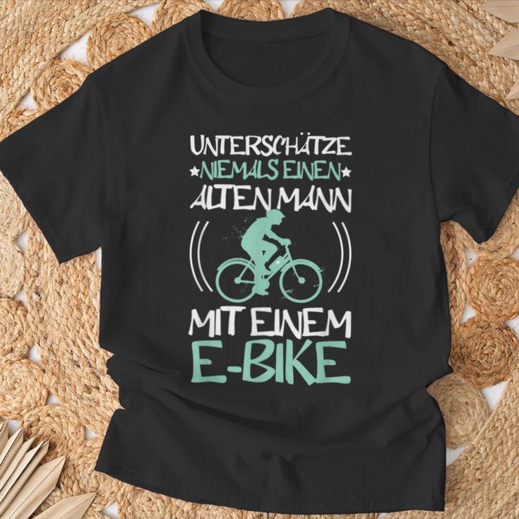 Unterschätze Niemals Alten Mann Mit Ebike Bicycle Cyclist T-Shirt Geschenke für alte Männer