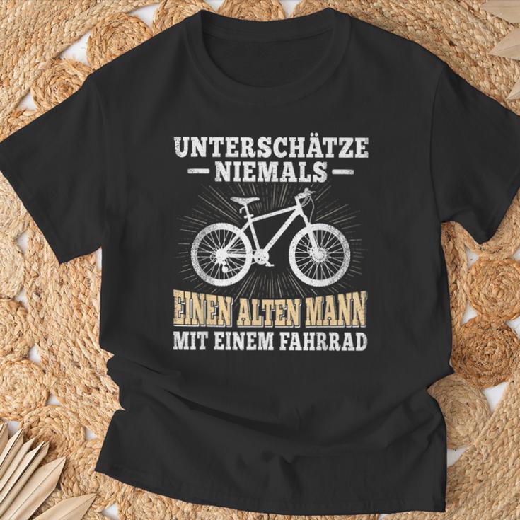 Unterschätze Niemals Ein Alten Mann Bicycle Cyclist T-Shirt Geschenke für alte Männer