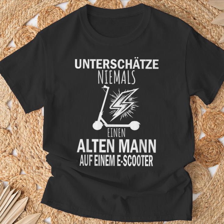 Unterschätze Niemals Einen Alten Mann Auf Einem E-Scooter T-Shirt Geschenke für alte Männer