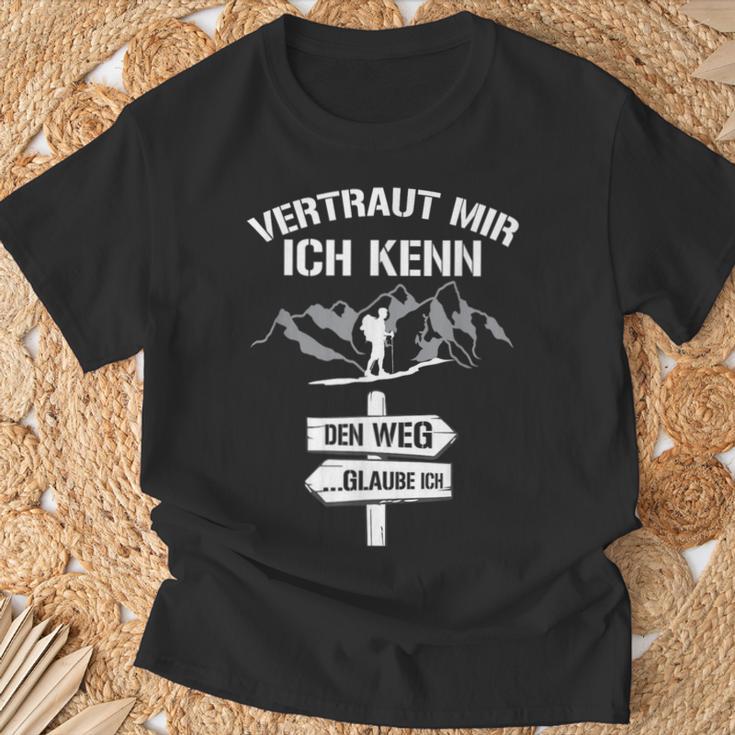 Wandernertraut Mir Ich Kenn Den Weg Bergsteiger German T-Shirt Geschenke für alte Männer